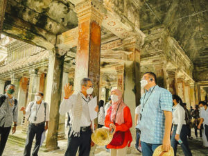 The leading company rents the Tour Guide System.